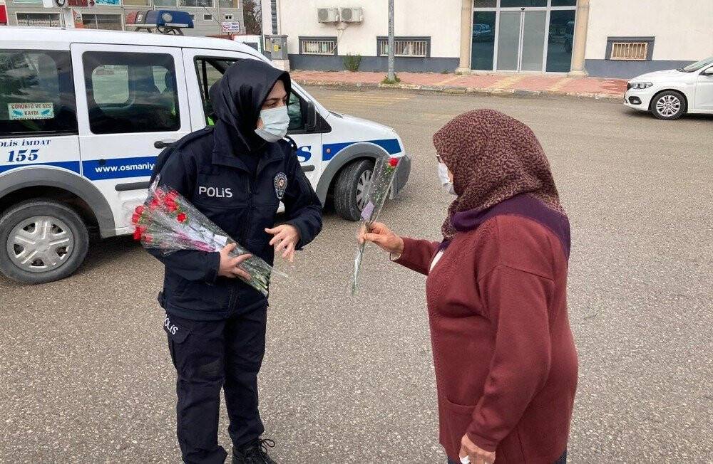 Kadın sürücülerin ceza korkusu çiçekle son buldu
