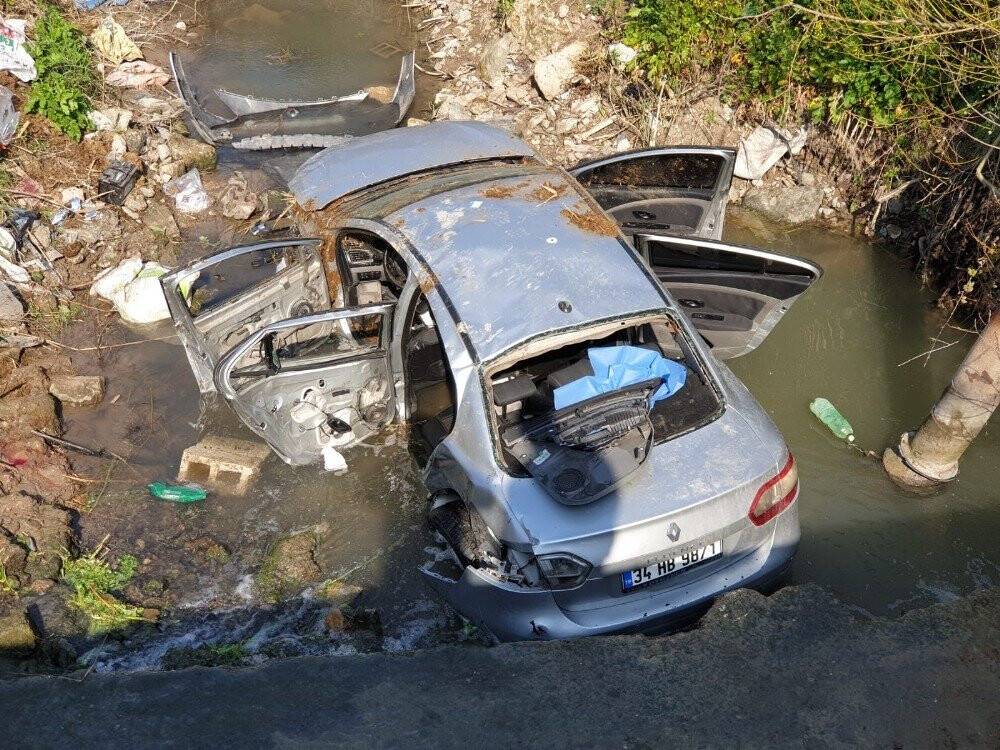 Minibüsle çarpışan otomobil dereye uçtu: 3 ölü, 2 yaralı