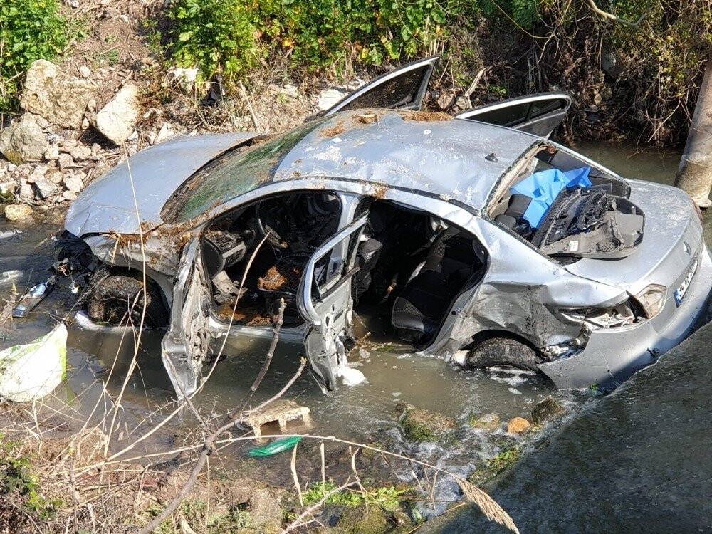 Minibüsle çarpışan otomobil dereye uçtu: 3 ölü, 2 yaralı