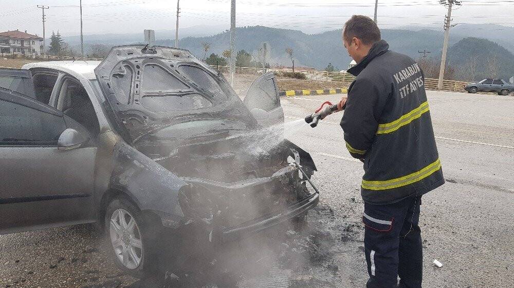 Seyir halindeki otomobil alev aldı