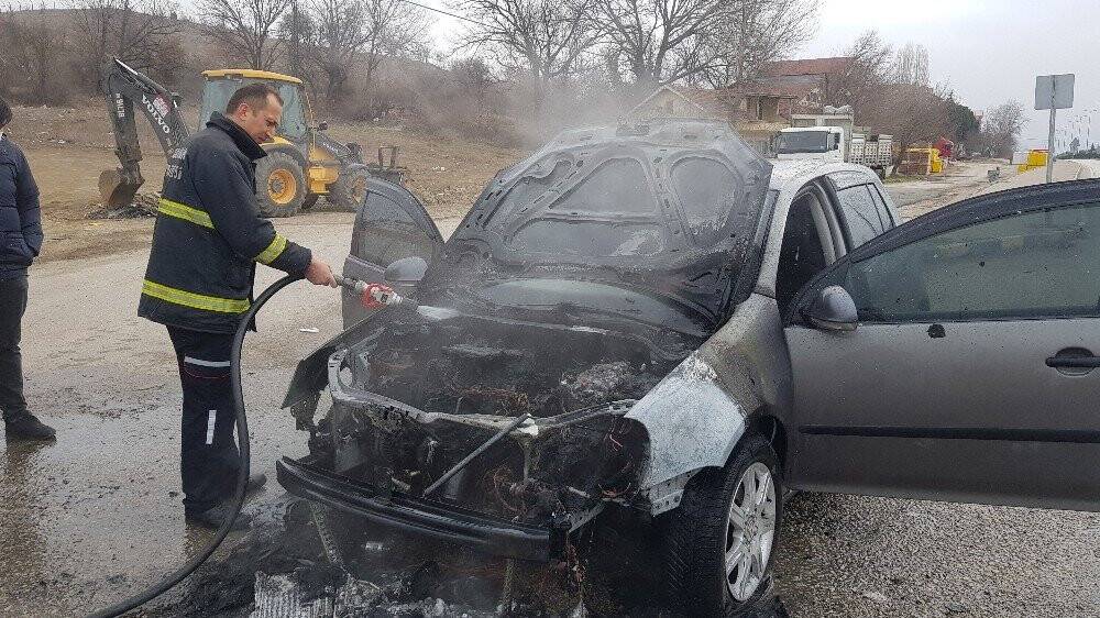 Seyir halindeki otomobil alev aldı