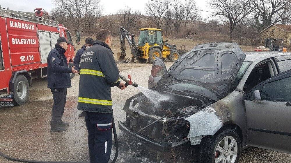 Seyir halindeki otomobil alev aldı