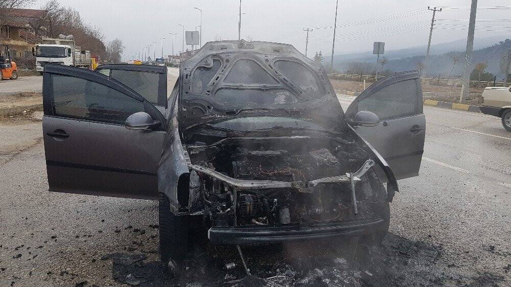 Seyir halindeki otomobil alev aldı
