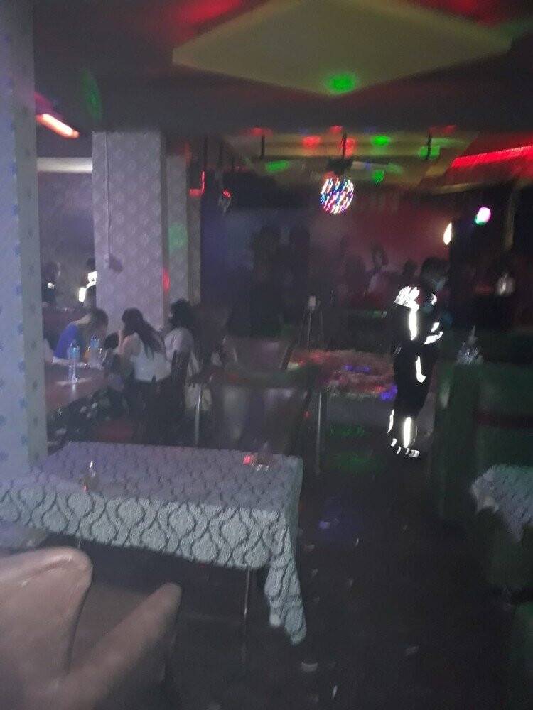 'Çok yüksek risk' grubundaki Konya'da iş yerinin mührünü bozup eğlenenler polise yakalandı