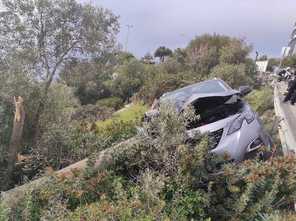 Ehliyetsiz sürücü şarampole uçtu; 2 yaralı
