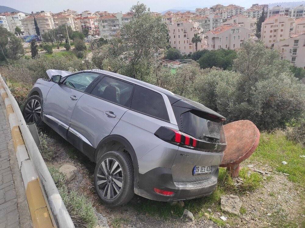Ehliyetsiz sürücü şarampole uçtu; 2 yaralı
