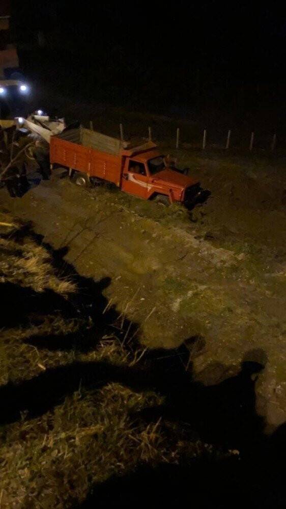 Kamyonetiyle bahçeye uçtu, hayatını kaybetti