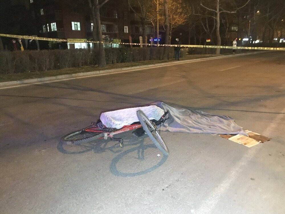 Konya'da bisikletinden düşen sürücü kamyonun altında kalarak hayatını kaybetti