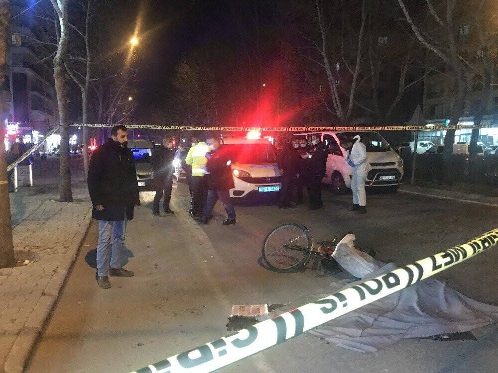Konya'da bisikletinden düşen sürücü kamyonun altında kalarak hayatını kaybetti