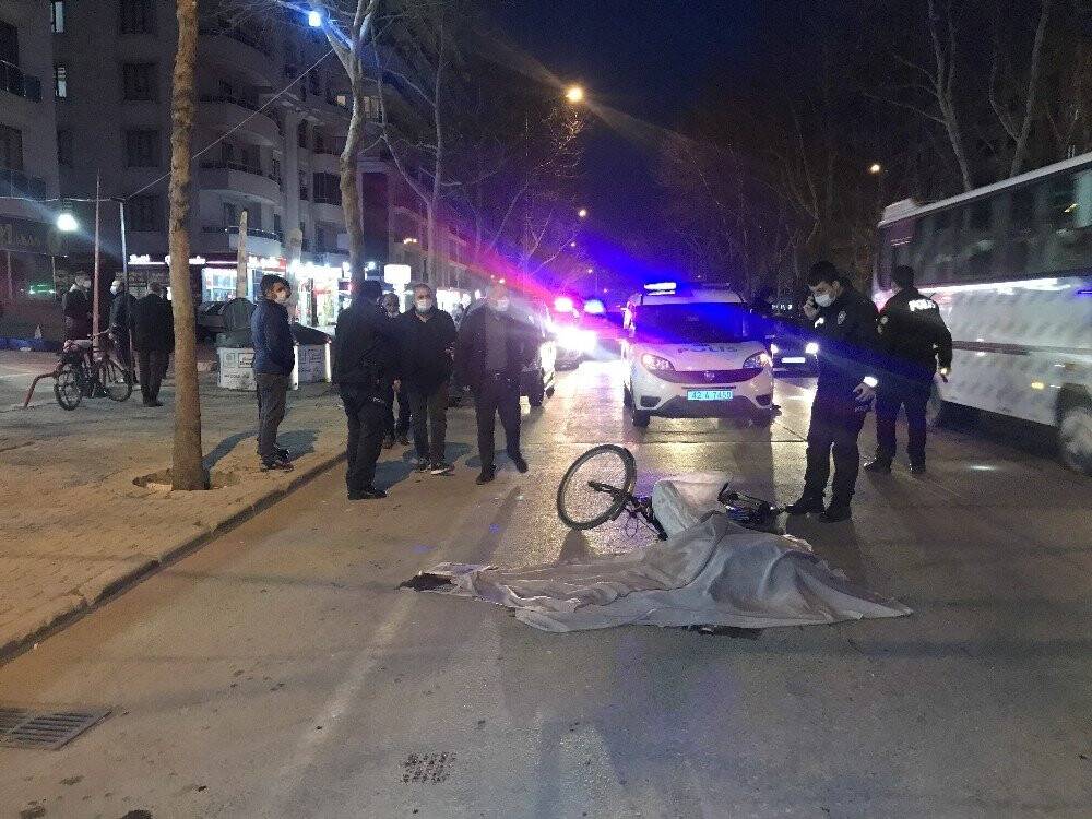 Konya'da bisikletinden düşen sürücü kamyonun altında kalarak hayatını kaybetti