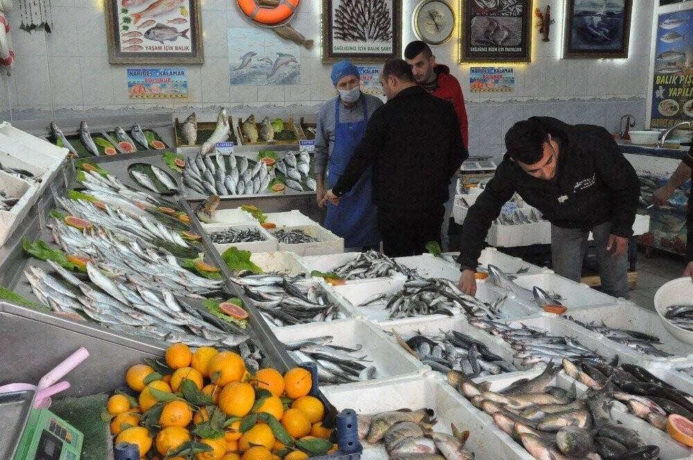 Sağlıklı diye çiğ balığın üzerini limonu sıkıp yiyor