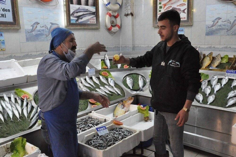 Sağlıklı diye çiğ balığın üzerini limonu sıkıp yiyor