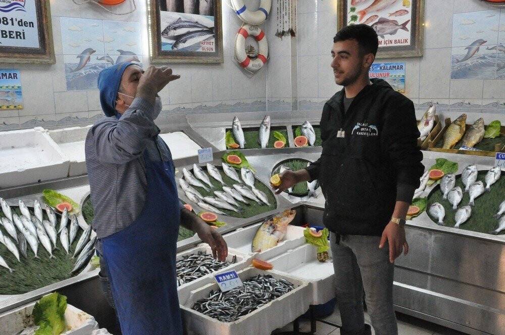 Sağlıklı diye çiğ balığın üzerini limonu sıkıp yiyor