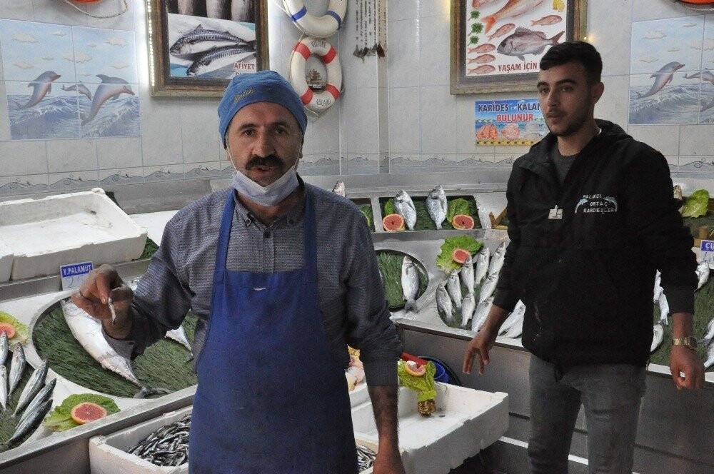Sağlıklı diye çiğ balığın üzerini limonu sıkıp yiyor