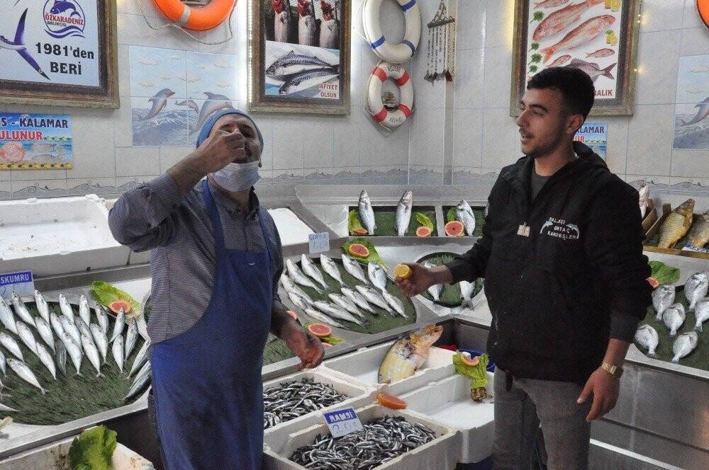 Sağlıklı diye çiğ balığın üzerini limonu sıkıp yiyor