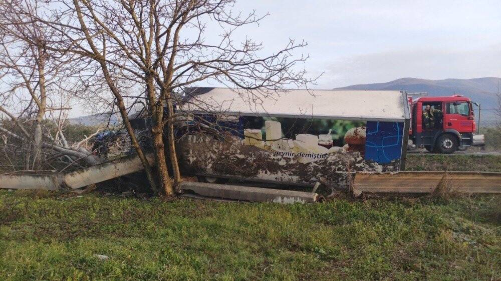 Alev alan kamyondan canını zor kurtardı