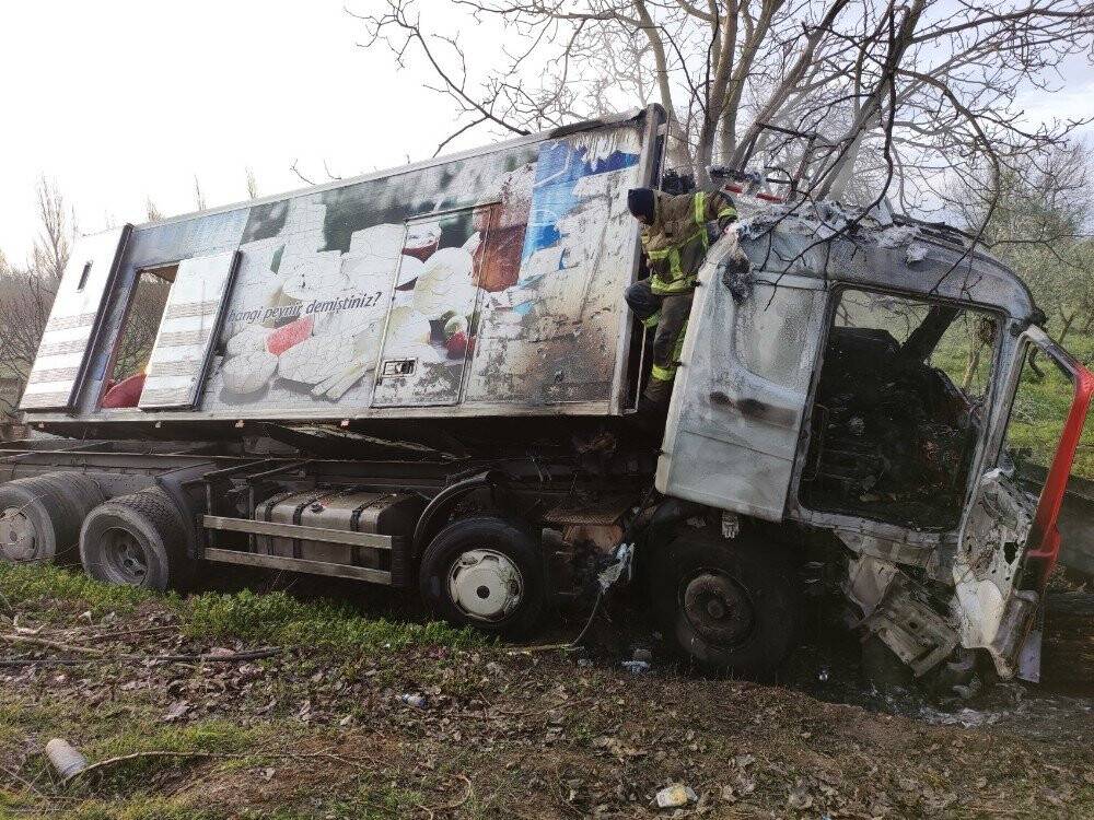 Alev alan kamyondan canını zor kurtardı