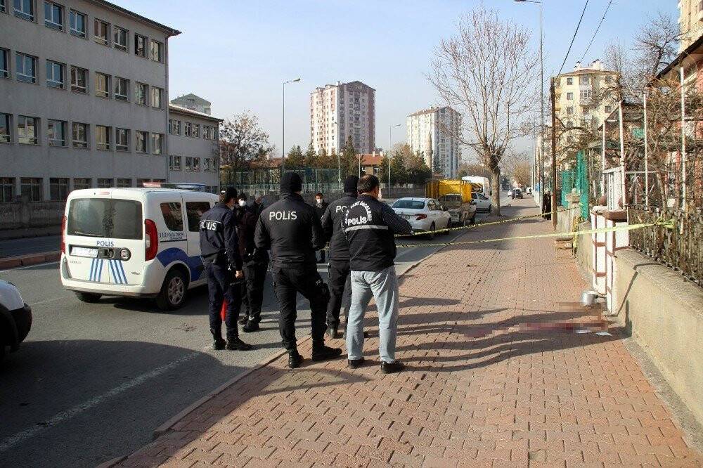 Tartıştığı komşusunu kafasından vurdu
