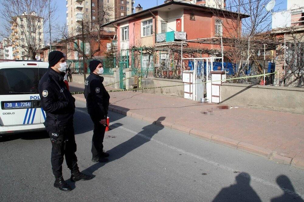 Tartıştığı komşusunu kafasından vurdu