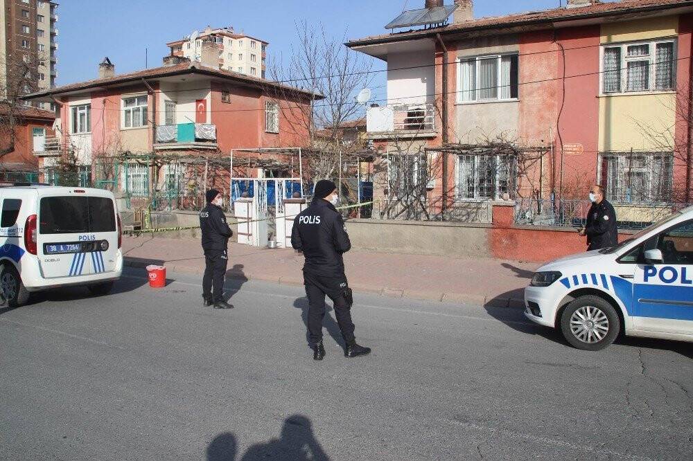 Tartıştığı komşusunu kafasından vurdu