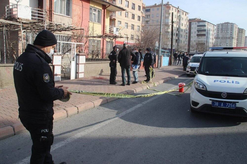 Tartıştığı komşusunu kafasından vurdu