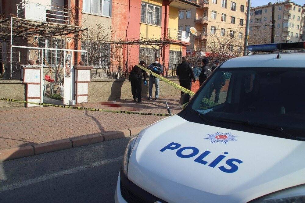 Tartıştığı komşusunu kafasından vurdu