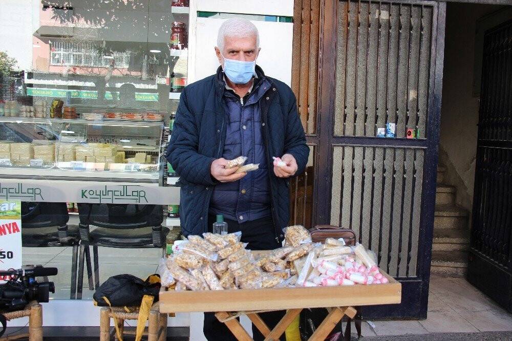 Bir metre karelik tezgah ile 4 çocuk yetiştirdi