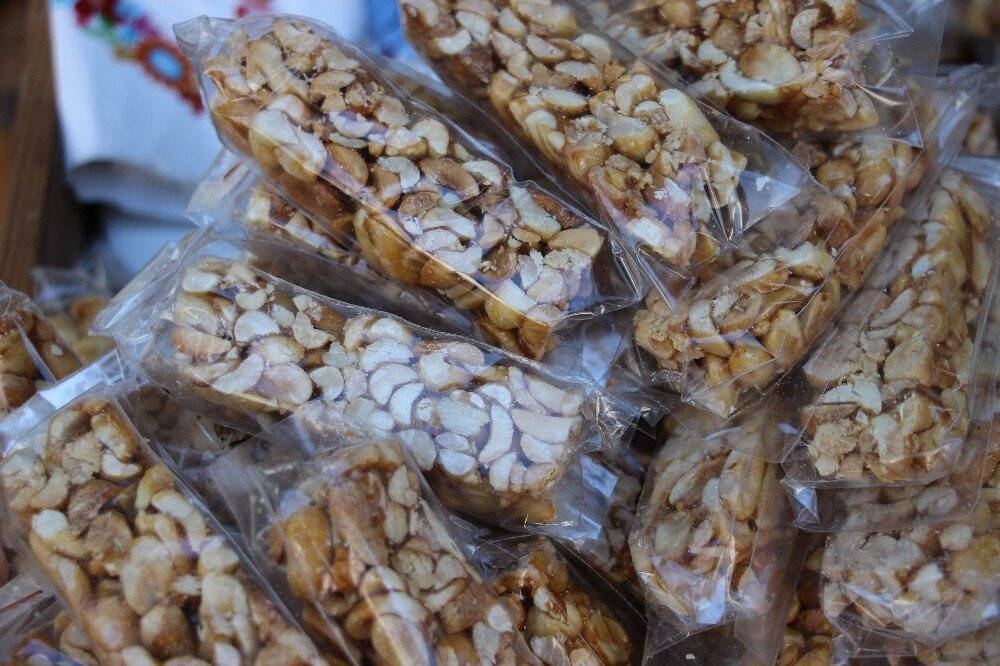 Bir metre karelik tezgah ile 4 çocuk yetiştirdi