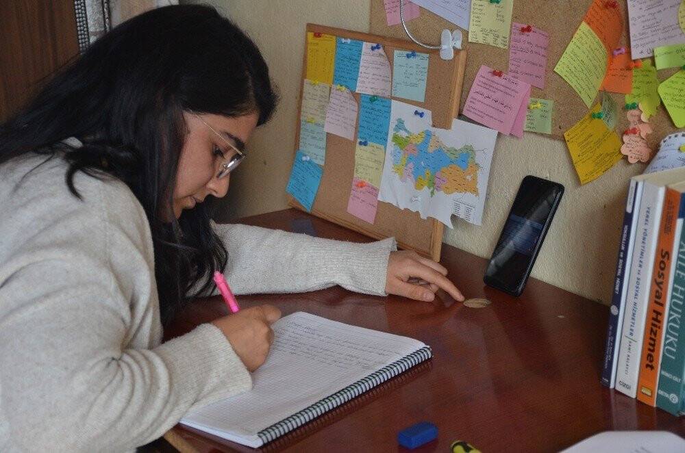 Telefonda ders çalışıp Erasmusu kazandı