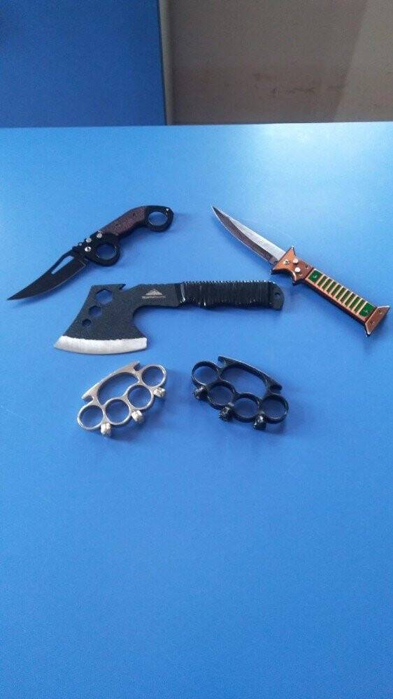 Baskına gelen polise bıçak ve balta ile direndi