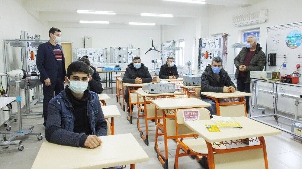 Okulun elektriğini karşılayıp, fazlasını satmaya başladılar