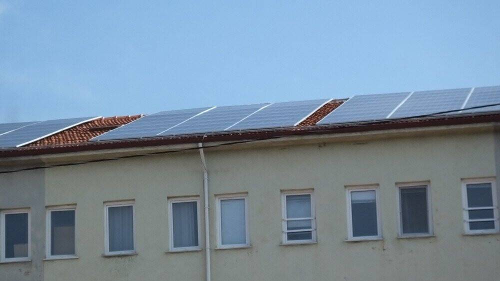 Okulun elektriğini karşılayıp, fazlasını satmaya başladılar