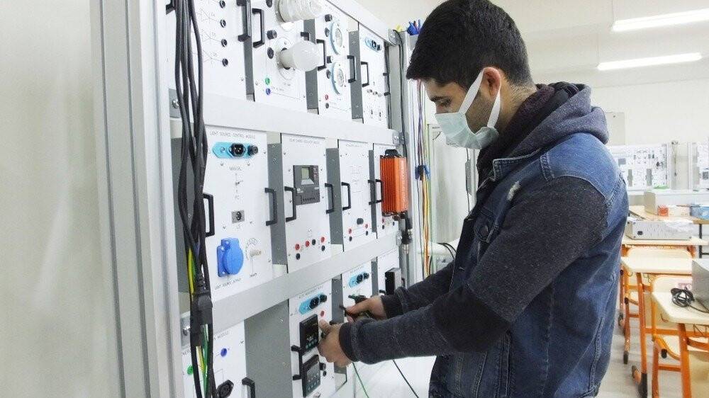 Okulun elektriğini karşılayıp, fazlasını satmaya başladılar