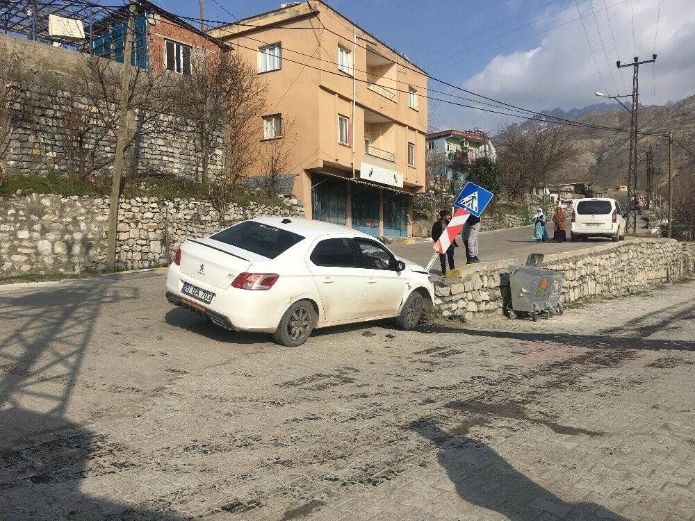 Önce uyarı levhasına, ardından duvara çarpıp durabildi
