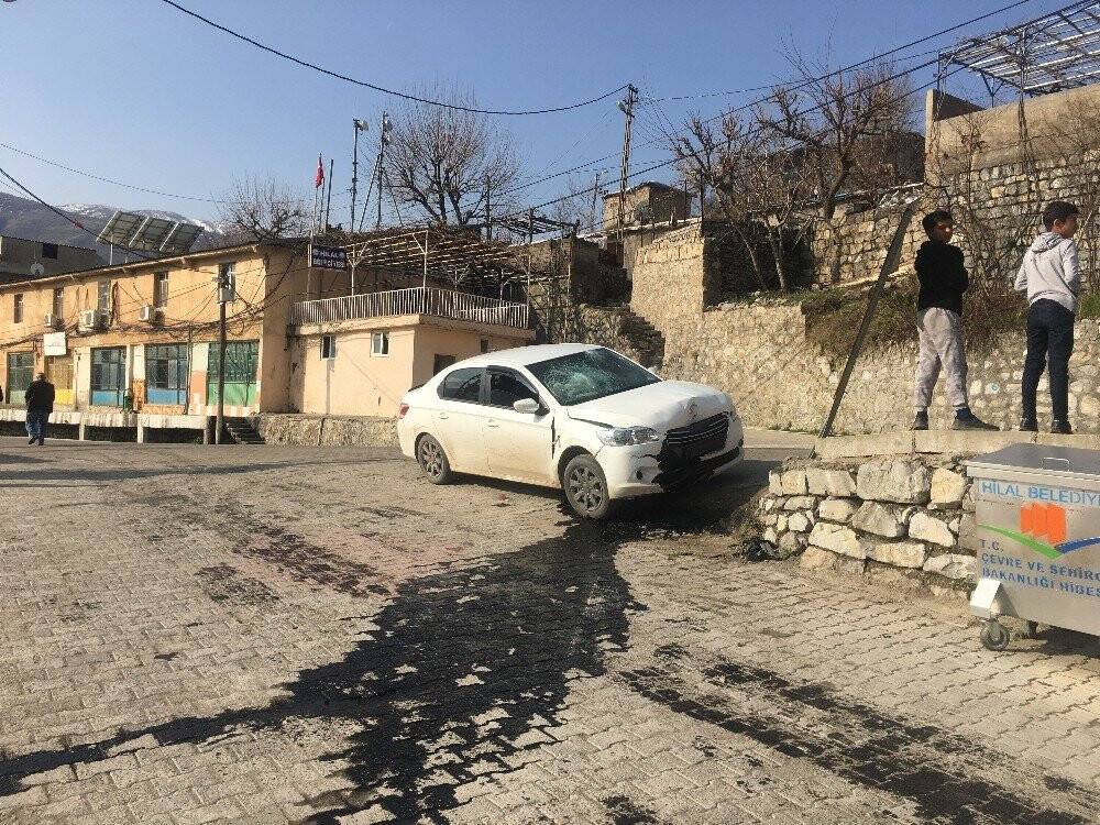 Önce uyarı levhasına, ardından duvara çarpıp durabildi