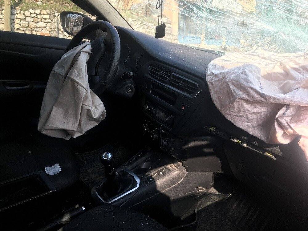Önce uyarı levhasına, ardından duvara çarpıp durabildi
