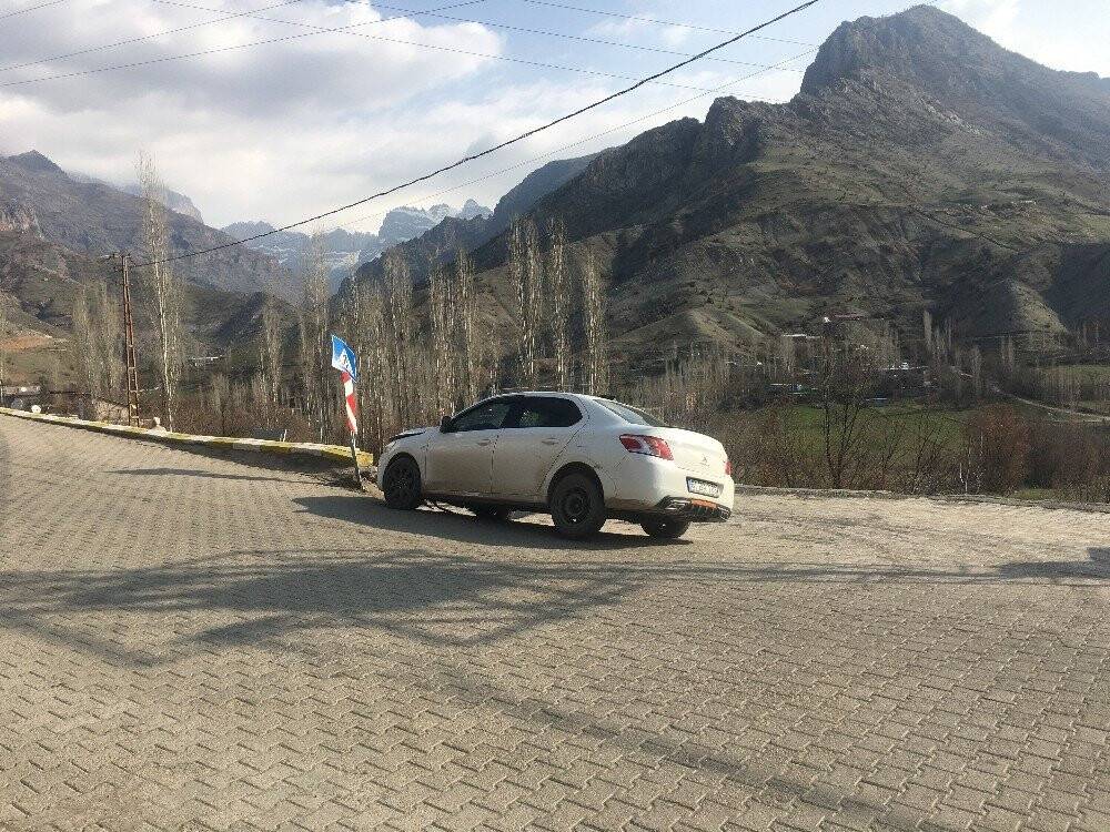 Önce uyarı levhasına, ardından duvara çarpıp durabildi