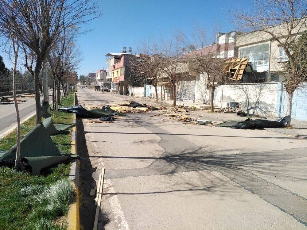 Şiddetli rüzgar ağaçları devirdi, çatıları uçurdu