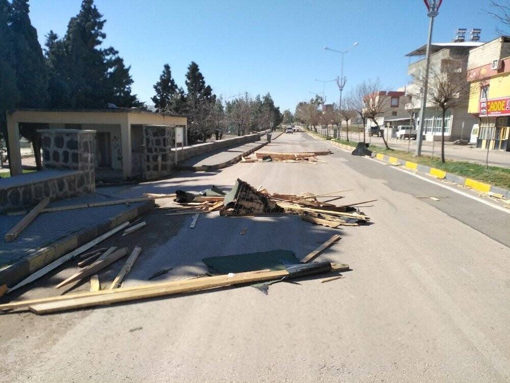 Şiddetli rüzgar ağaçları devirdi, çatıları uçurdu
