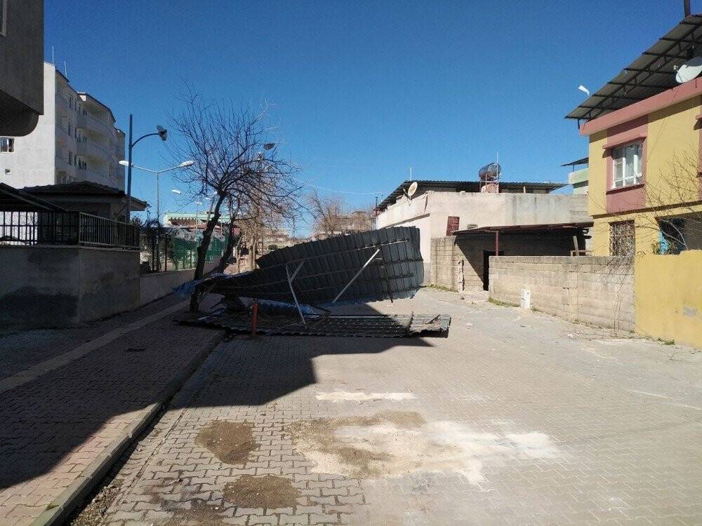 Şiddetli rüzgar ağaçları devirdi, çatıları uçurdu