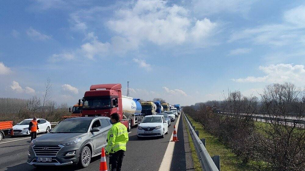 TEM’de 2 tır çarpıştı İstanbul istikameti trafiğe kapandı