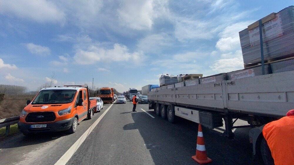 TEM’de 2 tır çarpıştı İstanbul istikameti trafiğe kapandı