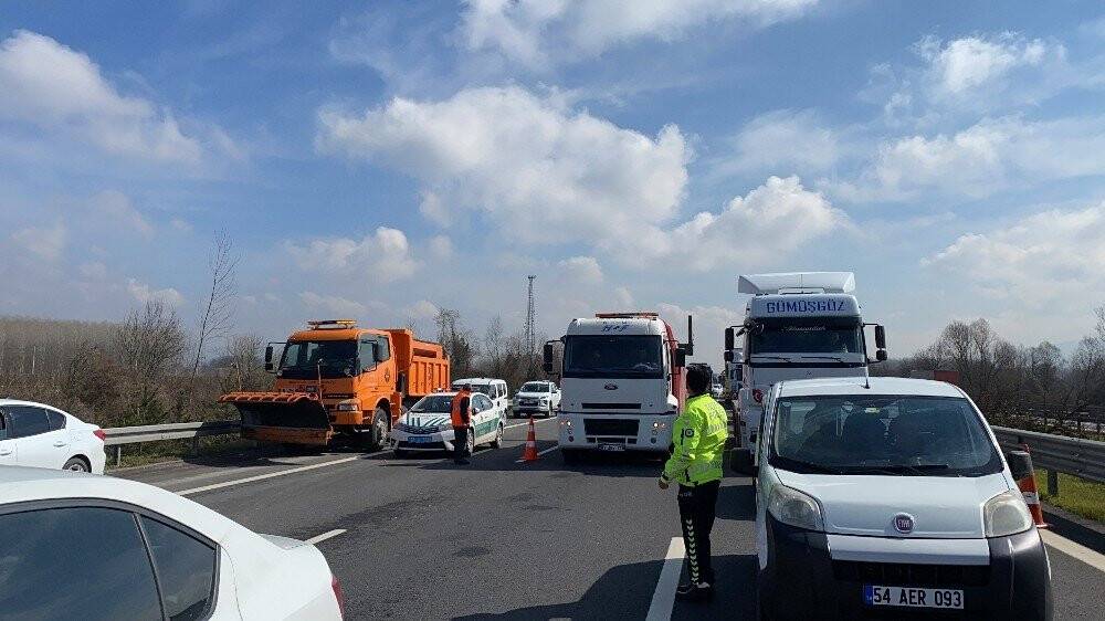 TEM’de 2 tır çarpıştı İstanbul istikameti trafiğe kapandı