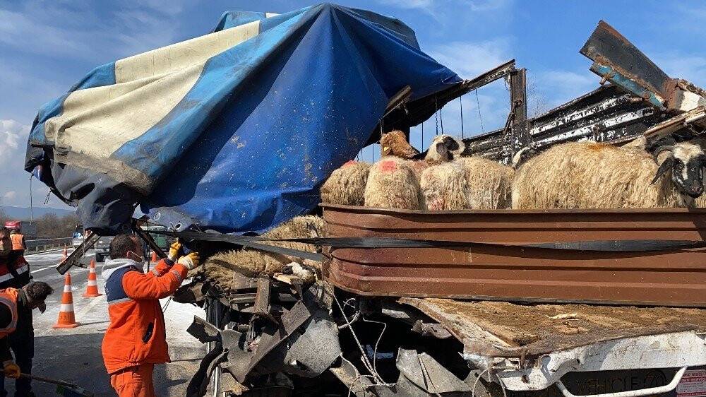 TEM’de 2 tır çarpıştı İstanbul istikameti trafiğe kapandı