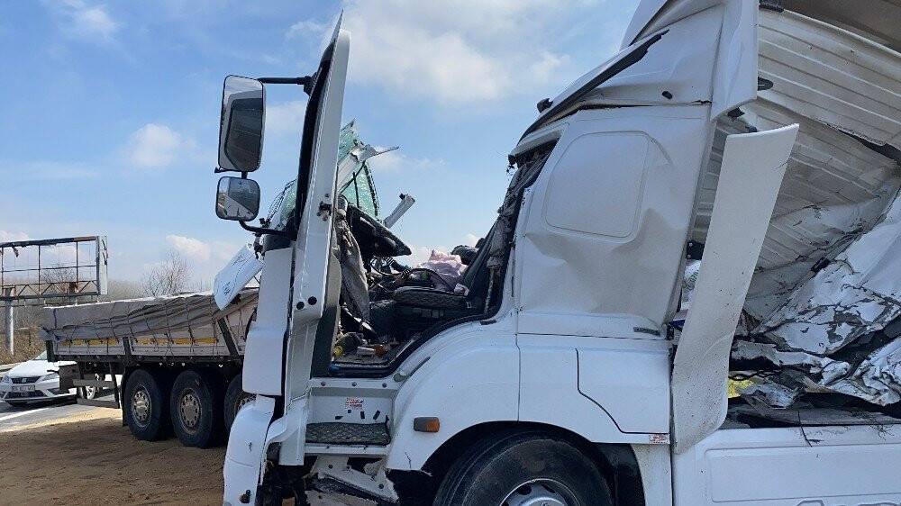 TEM’de 2 tır çarpıştı İstanbul istikameti trafiğe kapandı