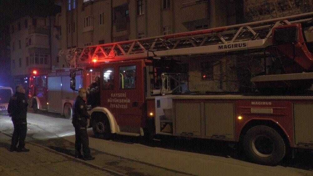 Apartmanın çatısı alev alev yandı