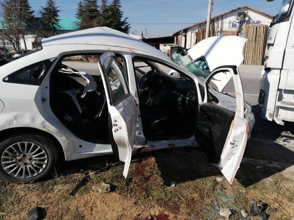 Kargo yüklü tır ile otomobil çarpıştı: 2 yaralı