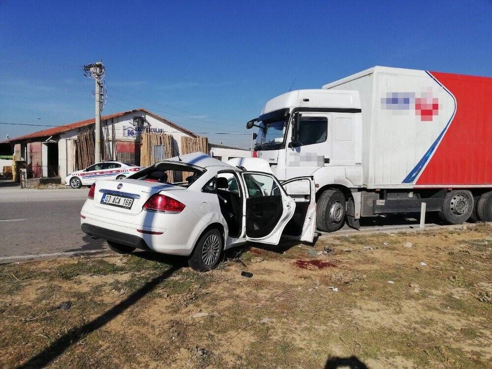 Kargo yüklü tır ile otomobil çarpıştı: 2 yaralı