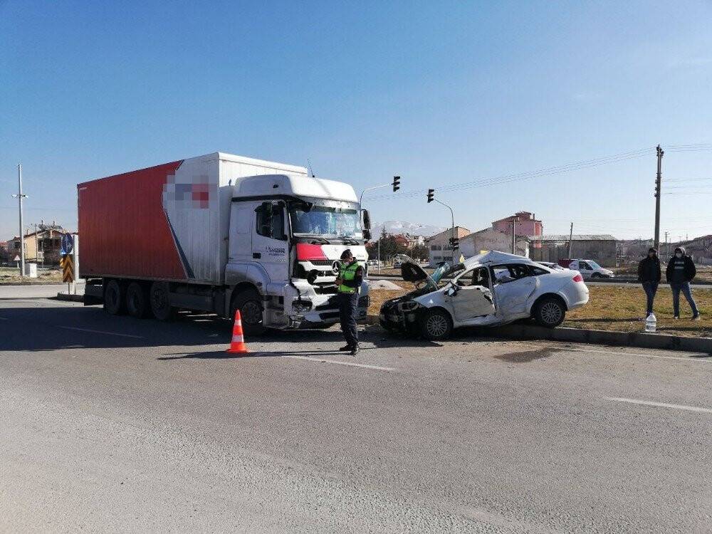 Kargo yüklü tır ile otomobil çarpıştı: 2 yaralı
