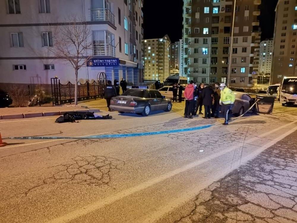 Minibüsle çarpışan otomobilden alevler yükseldi